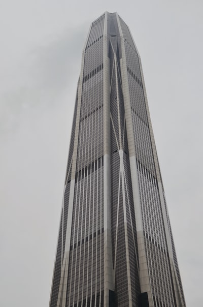高层建筑的灰度摄影